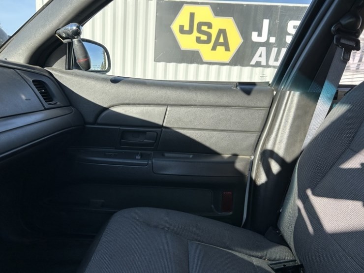 2009-ford-crown-victoria-sedan-image-14