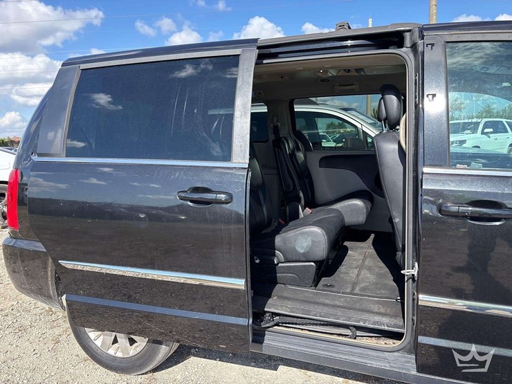 2016-chrysler-town-&-country-image-30