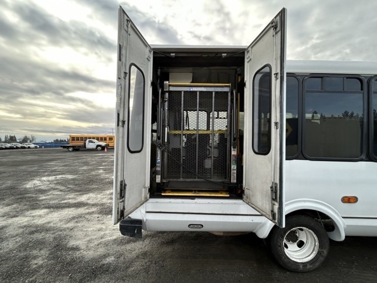2016-chevrolet-express-paratransit-bus-image-32
