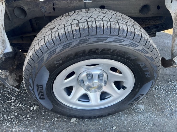 2017-chevrolet-silverado-crew-cab-pickup-image-16