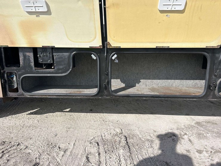 2004-winnebago-adventurer-38g-38ft.-class-a-motorhome-image-90