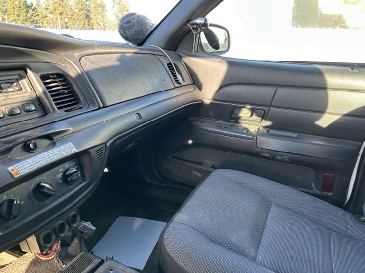 2011-ford-crown-victoria-sedan-image-13