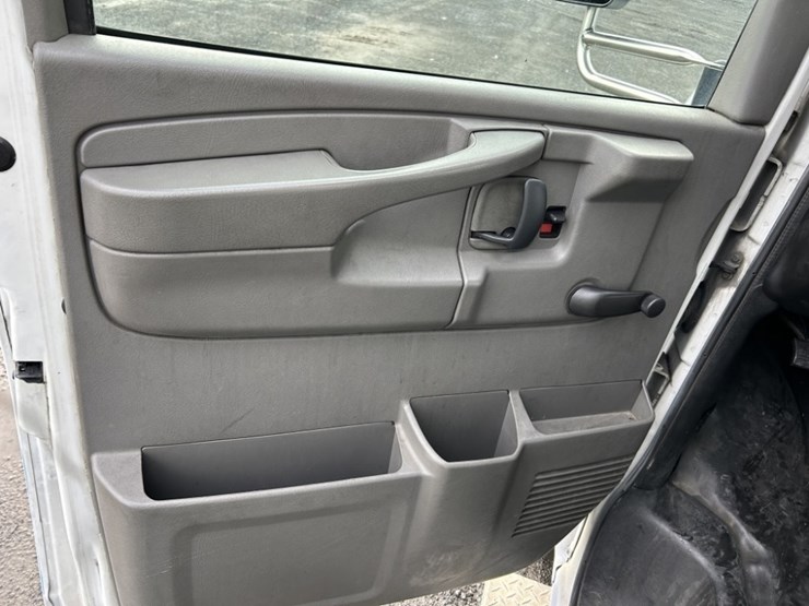 2012-chevrolet-express-paratransit-bus-image-17