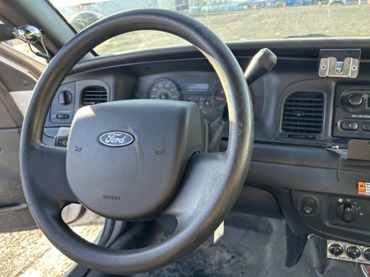 2009-ford-crown-victoria-sedan-image-18