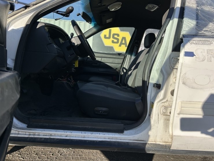 2009-ford-crown-victoria-sedan-image-13