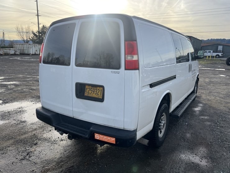 2012-gmc-savana-cargo-van-image-4