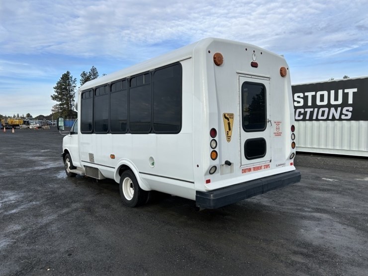 2016-chevrolet-express-paratransit-bus-image-3