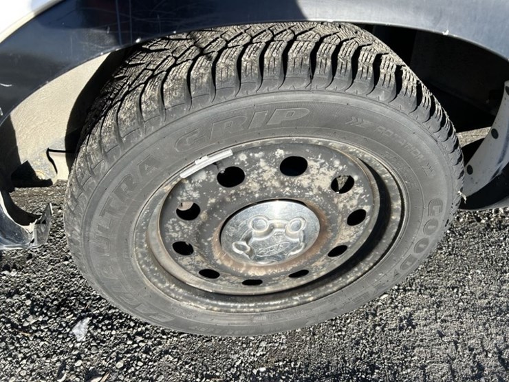 2011-ford-crown-victoria-sedan-image-30