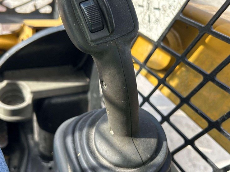 2014-caterpillar-257d-image-11