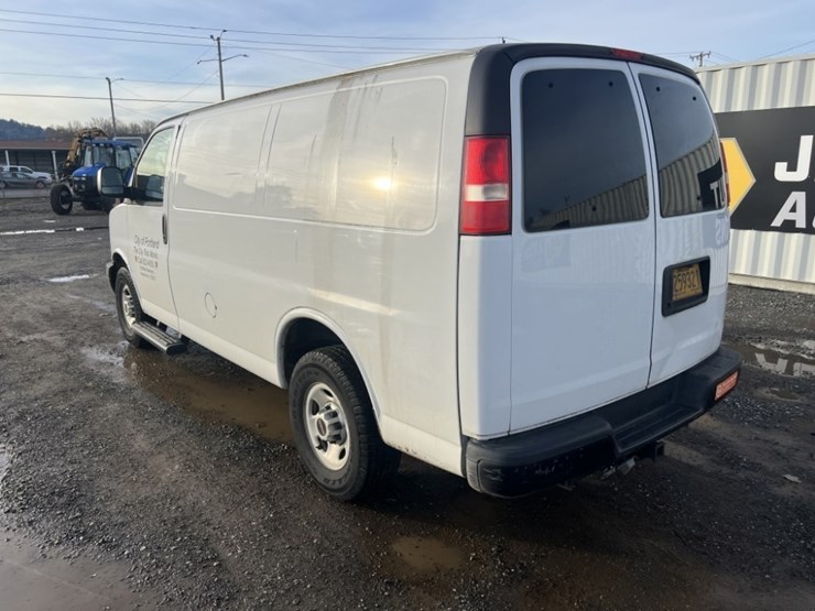 2012-gmc-savana-cargo-van-image-6