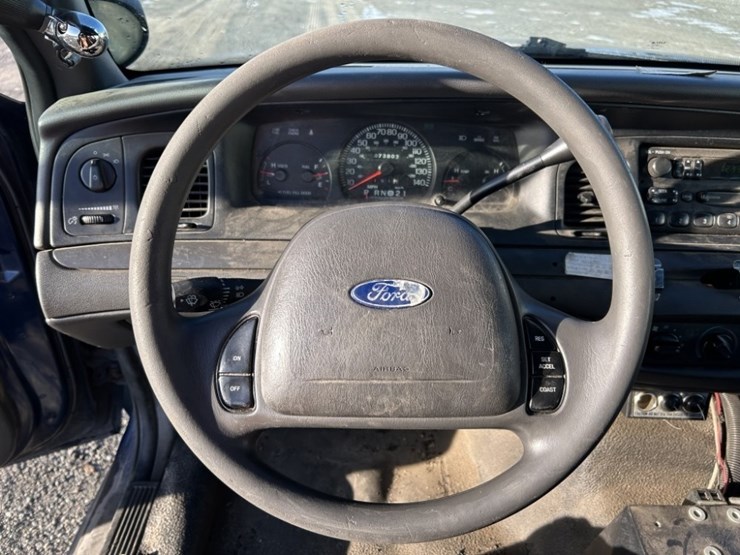 2004-ford-crown-victoria-sedan-image-17