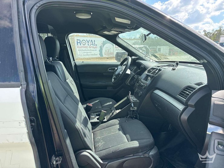 2017-ford-explorer-image-19