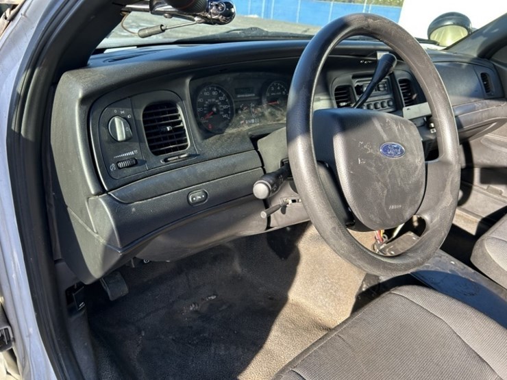 2009-ford-crown-victoria-sedan-image-20