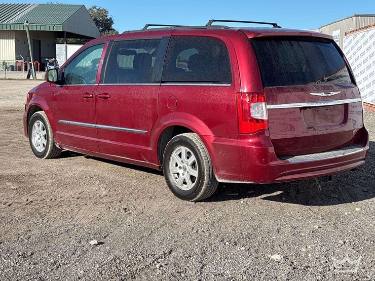 2016-chrysler-town-&-country-image-4