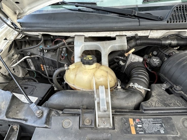 2016-chevrolet-express-paratransit-bus-image-35