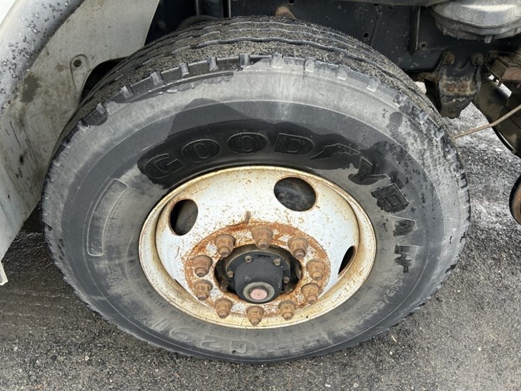 2001-freightliner-fl80-image-40