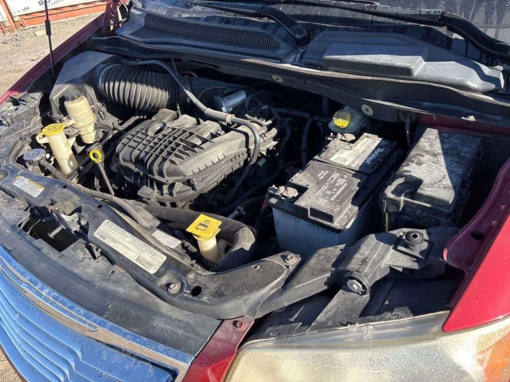 2016-chrysler-town-&-country-image-9