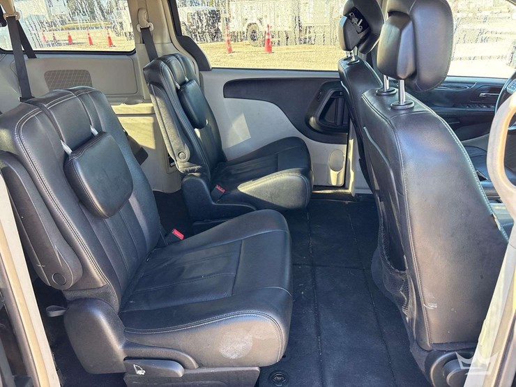 2016-chrysler-town-&-country-image-21