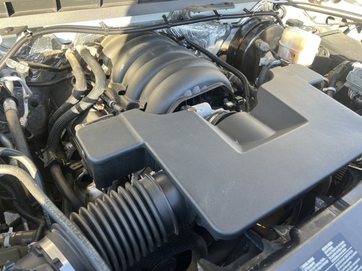 2017-chevrolet-silverado-crew-cab-pickup-image-11