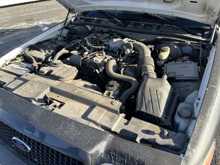 2011-ford-crown-victoria-sedan-image-34