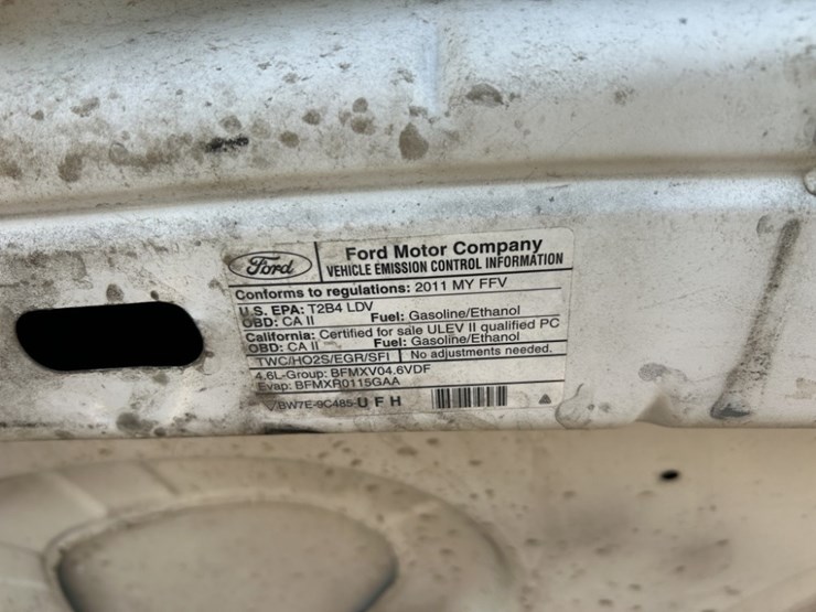 2011-ford-crown-victoria-sedan-image-38