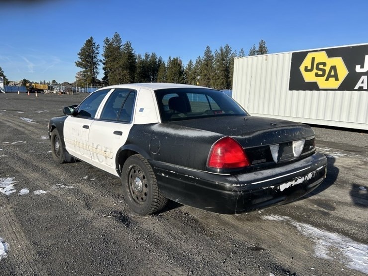 2011-ford-crown-victoria-sedan-image-3