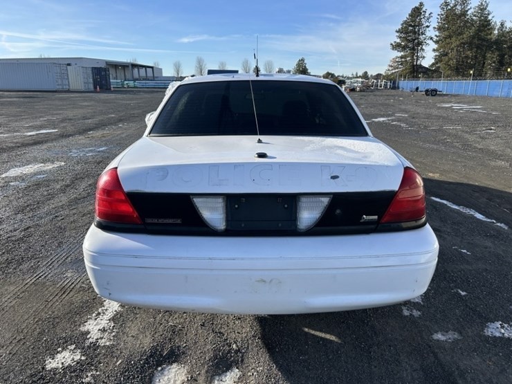 2009-ford-crown-victoria-sedan-image-4