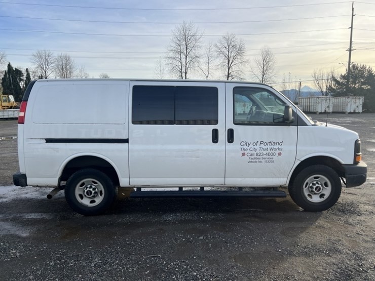 2012-gmc-savana-cargo-van-image-3