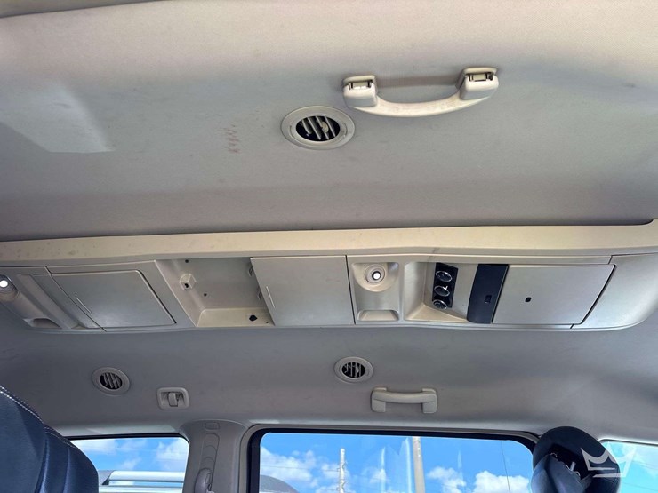 2016-chrysler-town-&-country-image-31