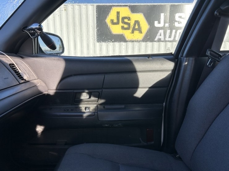 2011-ford-crown-victoria-sedan-image-12