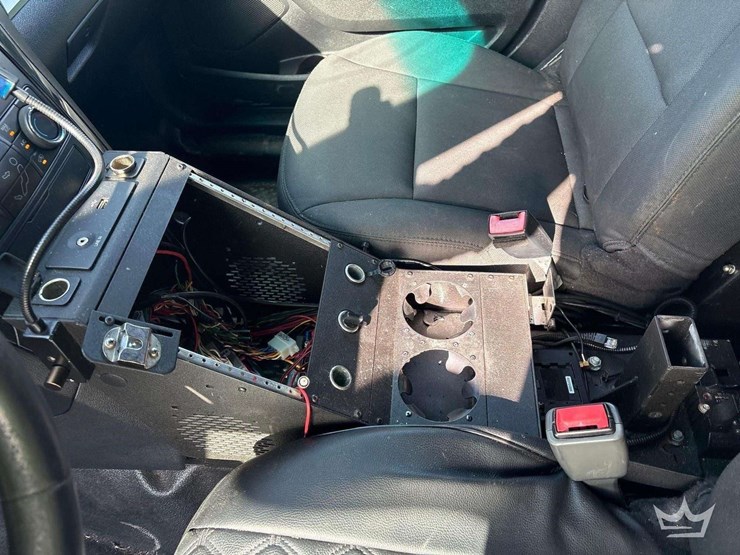 2016-ford-explorer-image-15