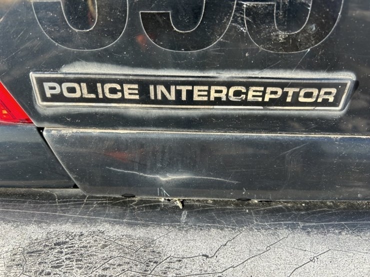 2011-ford-crown-victoria-sedan-image-10