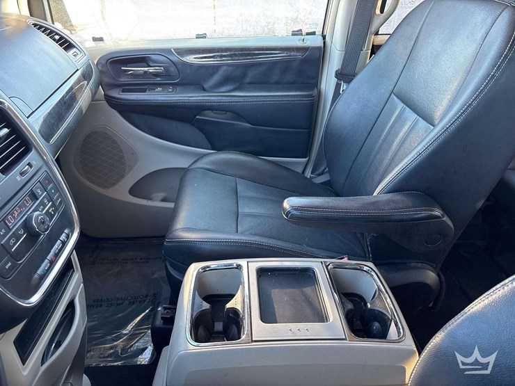 2016-chrysler-town-&-country-image-19