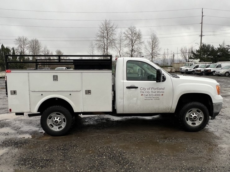 2012-gmc-sierra-utility-truck-image-3