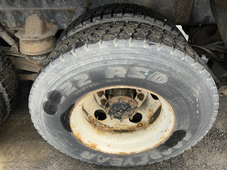 2001-freightliner-fl80-image-37