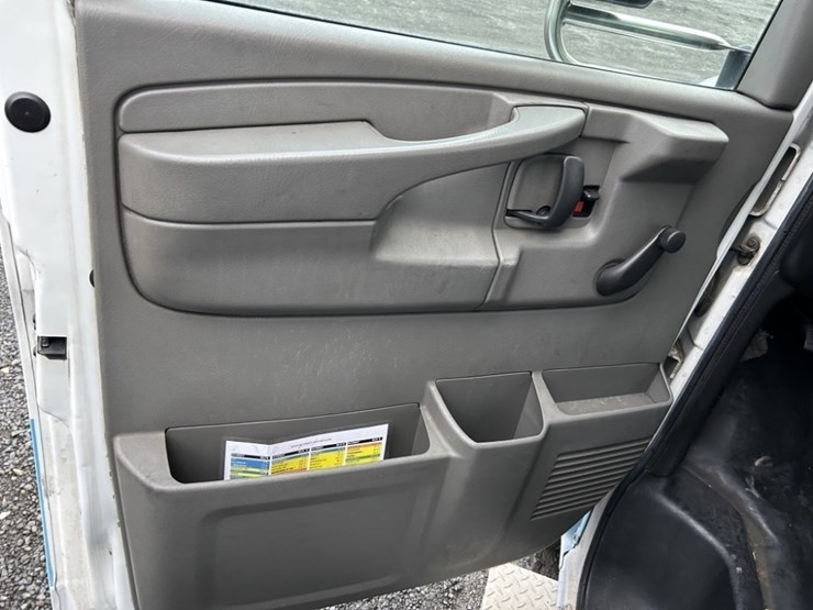 2011-chevrolet-express-paratransit-bus-image-17