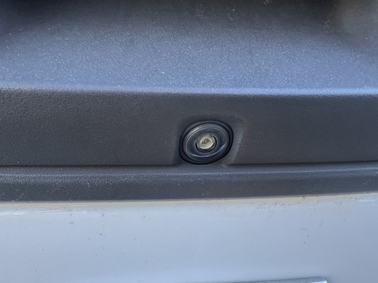 2017-chevrolet-silverado-crew-cab-pickup-image-19