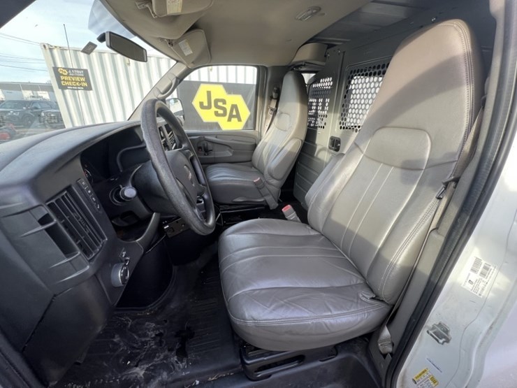 2012-gmc-savana-cargo-van-image-27