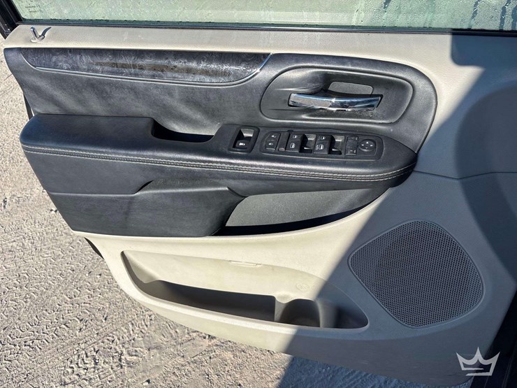 2016-chrysler-town-&-country-image-11