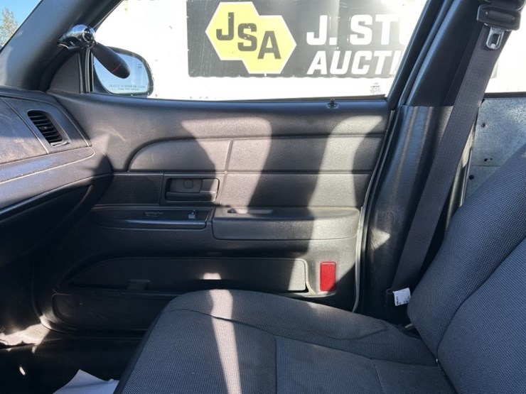 2011-ford-crown-victoria-sedan-image-14