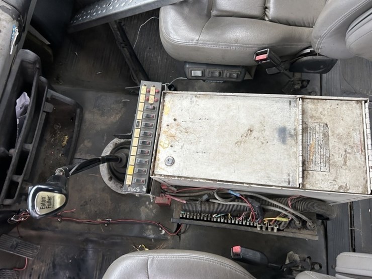 2001-freightliner-fl80-image-16