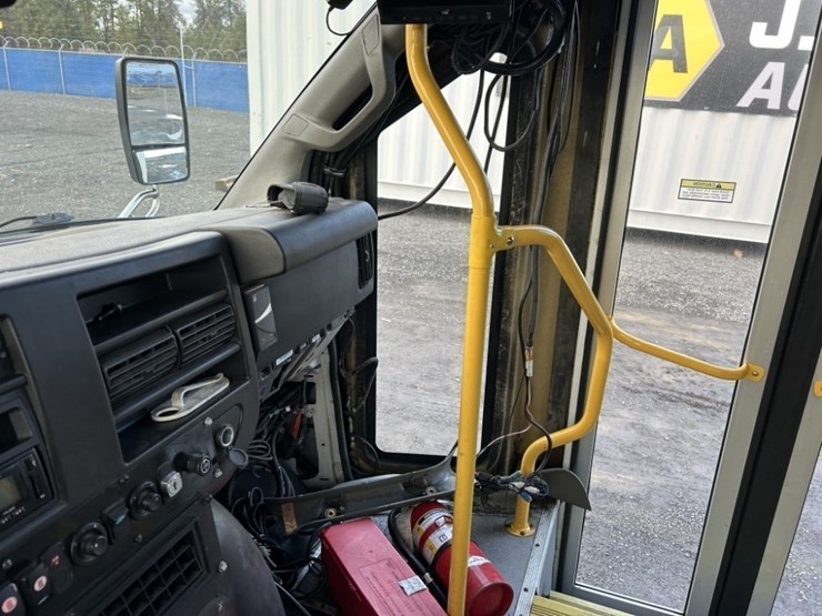 2016-chevrolet-express-paratransit-bus-image-21