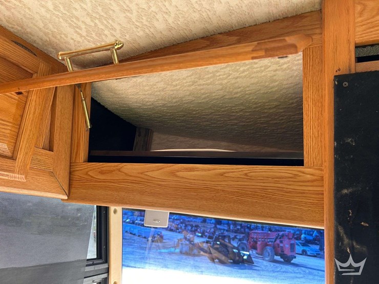 2004-winnebago-adventurer-38g-38ft.-class-a-motorhome-image-29