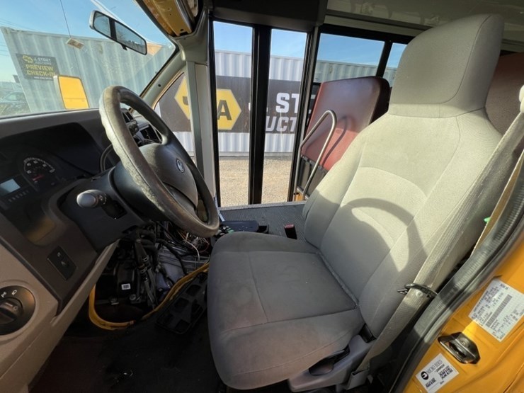 2013-ford-e450-sd-image-25