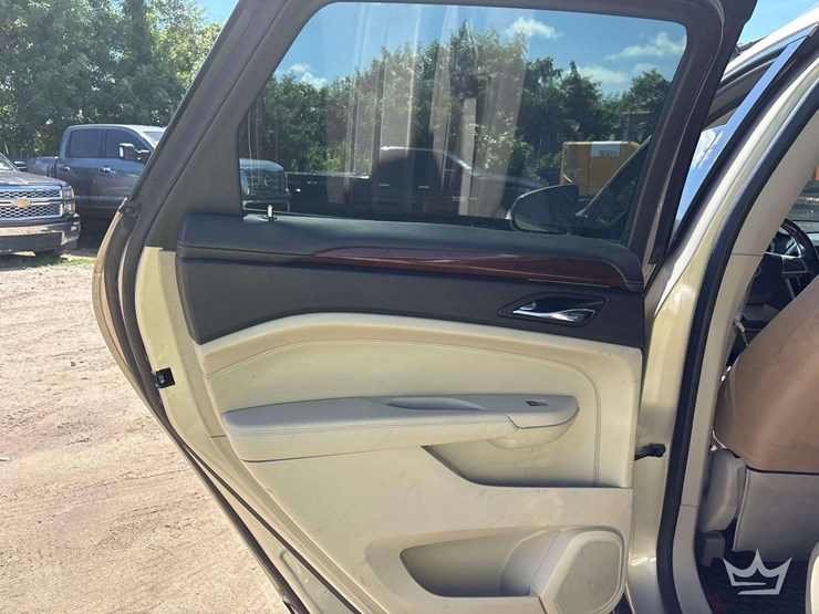 2010-cadillac-srx-image-18