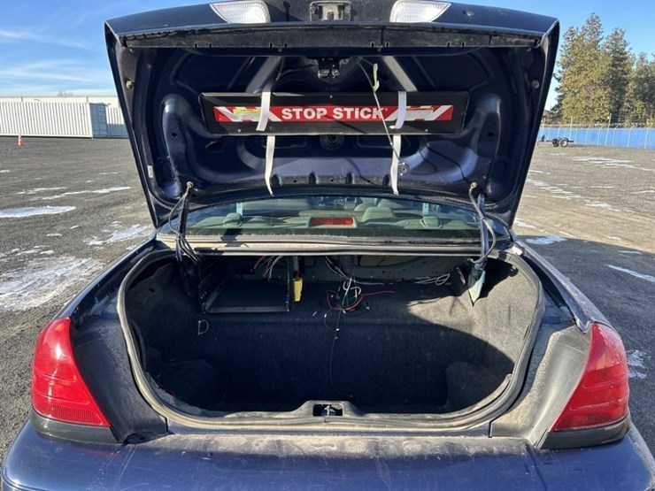 2004-ford-crown-victoria-sedan-image-25