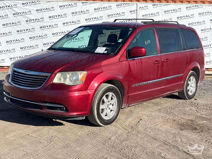 2016-chrysler-town-&-country-image-1