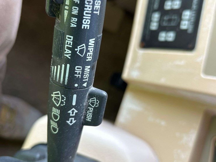 2004-winnebago-adventurer-38g-38ft.-class-a-motorhome-image-13