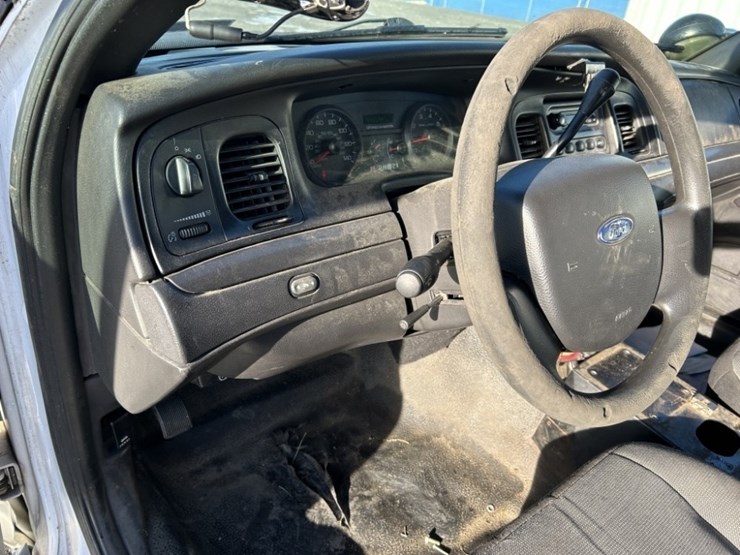 2011-ford-crown-victoria-sedan-image-21