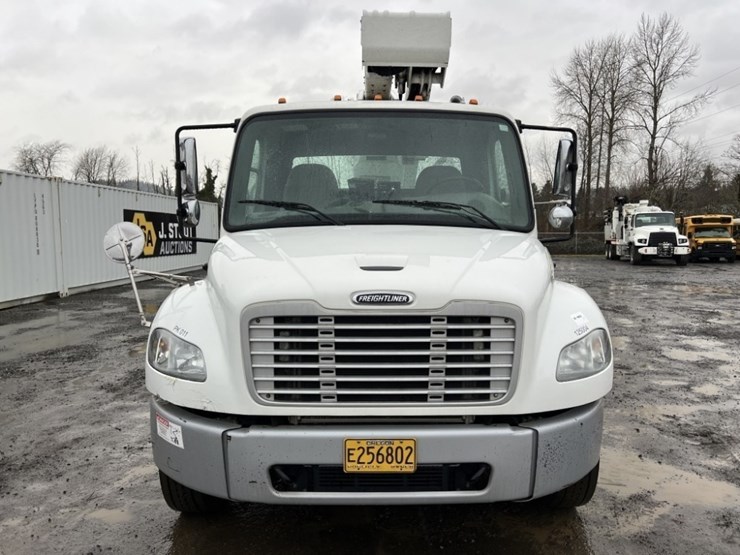 2012-freightliner-m2-bucket-truck-image-8
